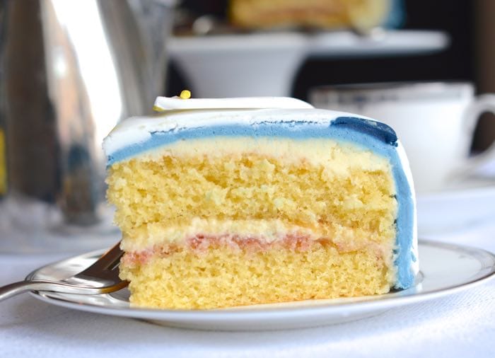 https://charlotteslivelykitchen.com/wp-content/uploads/2014/12/Sponge-birthday-cake-recipe.jpg