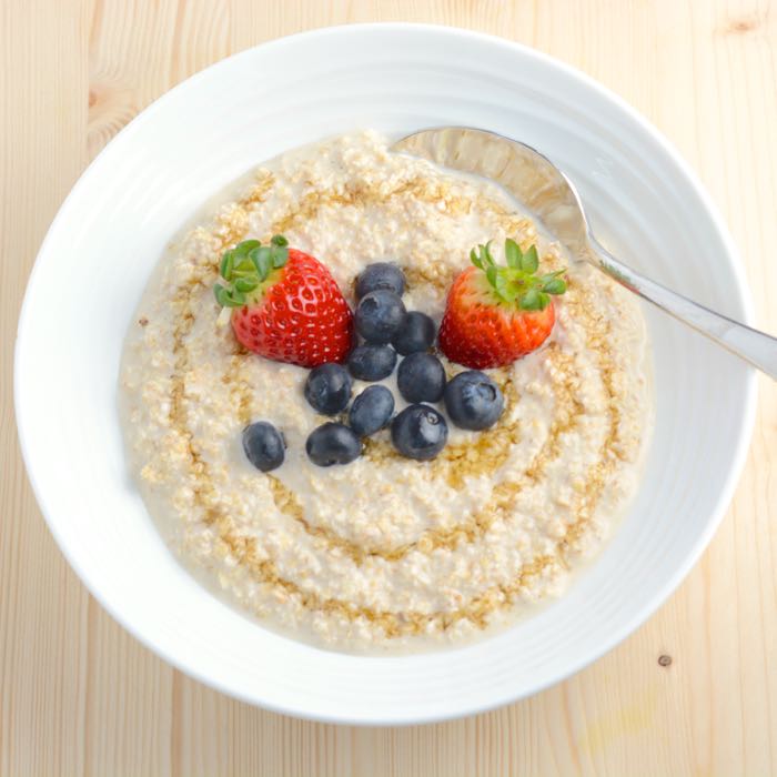 https://charlotteslivelykitchen.com/wp-content/uploads/2015/03/overnight-oats-above.jpg