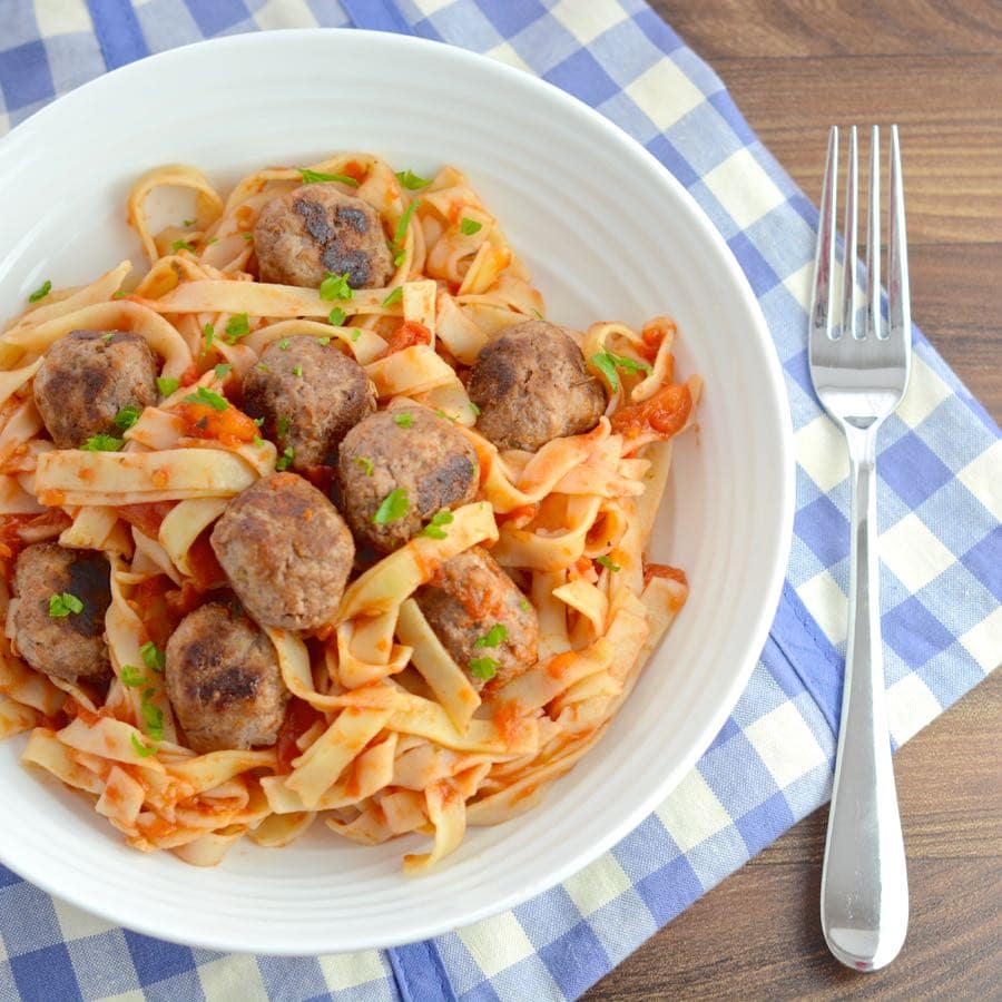 Find out the secrets to great meatballs with my delicious recipe for pasta with meatballs in tomato sauce.