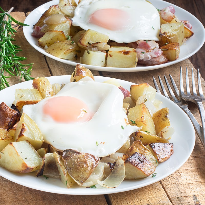 Brunch potatoes – Herby roasted potatoes with bacon and onions and topped with a fried egg. The perfect low effort brunch (or breakfast… or lunch… or dinner) and it’s got fewer than 450 calories a serving too!