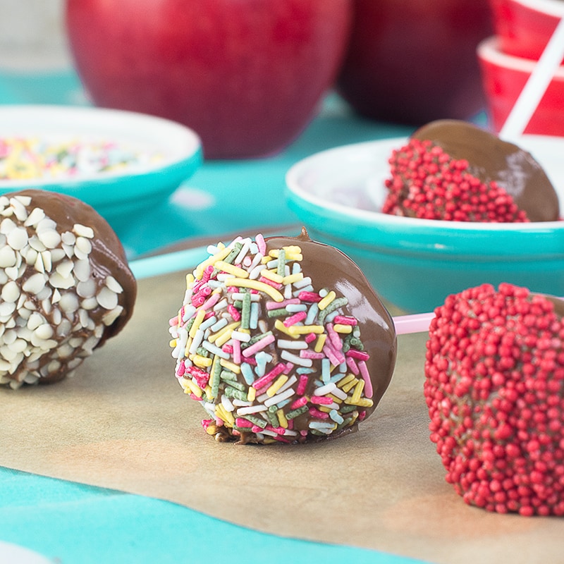 How to make these cute and fun chocolate apple pops, perfect for Halloween or Guy Fawkes Night celebrations.