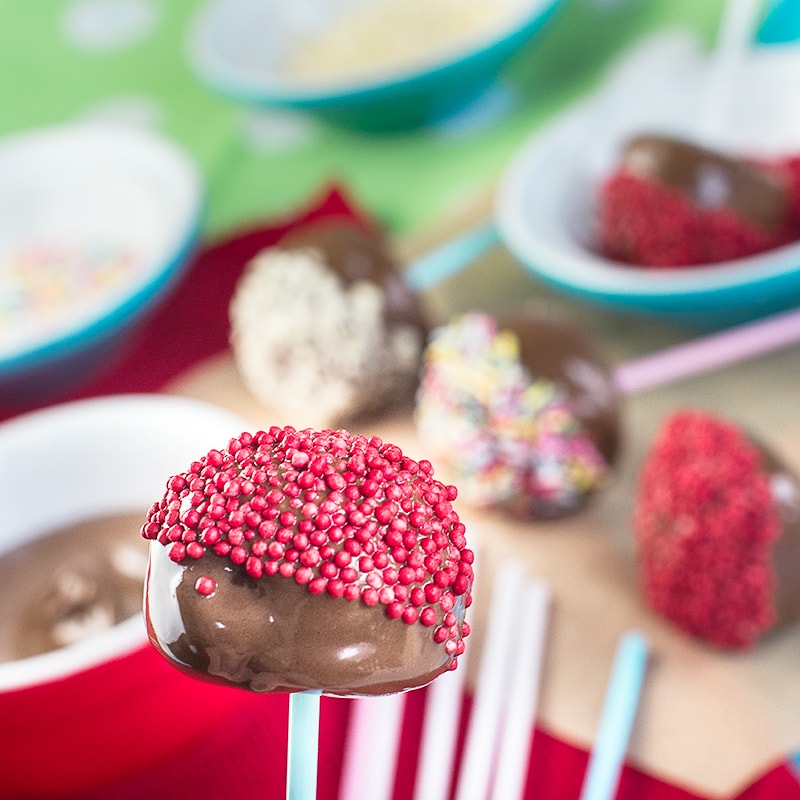 How to make these cute and fun chocolate apple pops, perfect for Halloween or Guy Fawkes Night celebrations.