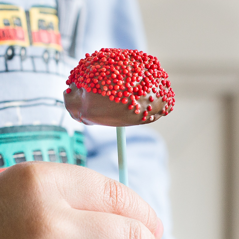 How to make these cute and fun chocolate apple pops, perfect for Halloween or Guy Fawkes Night celebrations.