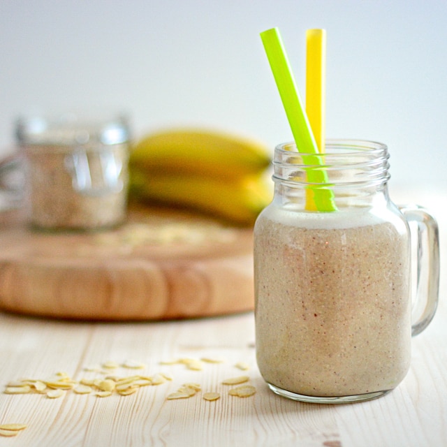 Banana and almond breakfast smoothie recipe