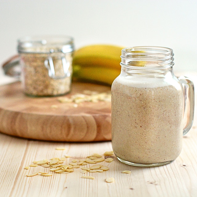 Banana and almond breakfast smoothie recipe