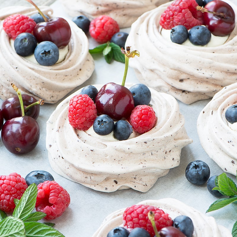 Take your meringues to another level by adding chocolate! These easy to make chocolate meringue nests are crispy on the outside, chewy in the middle and very chocolatey.