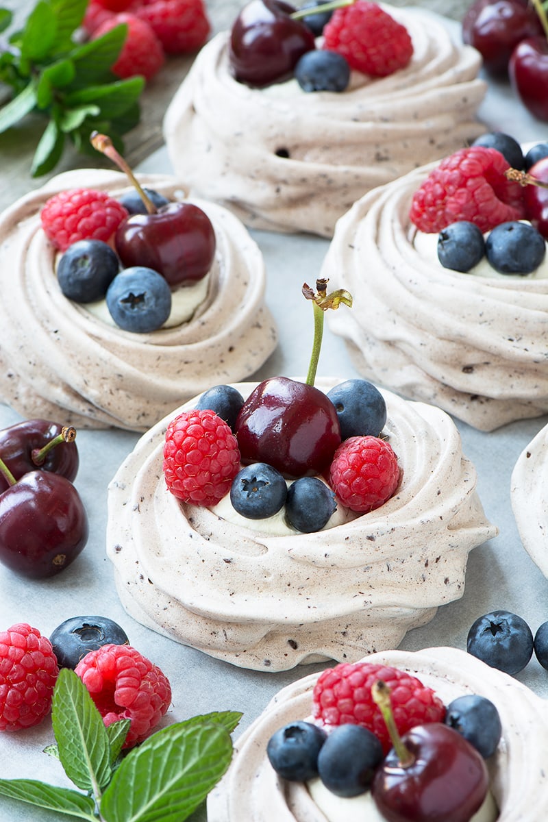 Take your meringues to another level by adding chocolate! These easy to make chocolate meringue nests are crispy on the outside, chewy in the middle and very chocolatey.