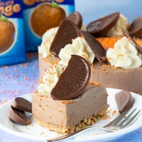 Chocolate Orange Cheesecake - A delicious and easy to make no-bake dessert. A smooth chocolate orange flavoured cheesecake topped with swirls of white chocolate orange cheesecake and slices of Chocolate Orange. A dessert lovers dream.