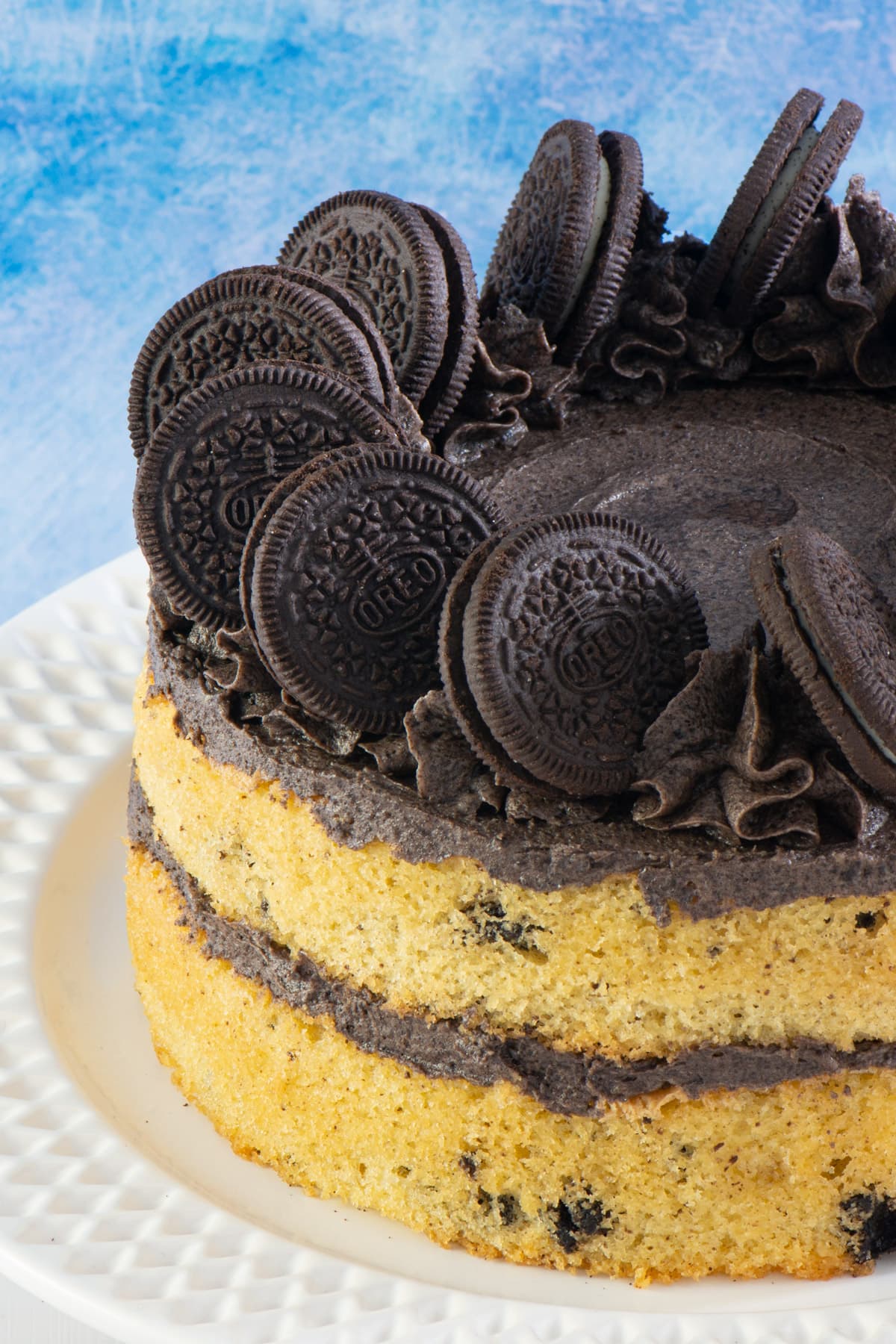 Oreo cake on a plate.